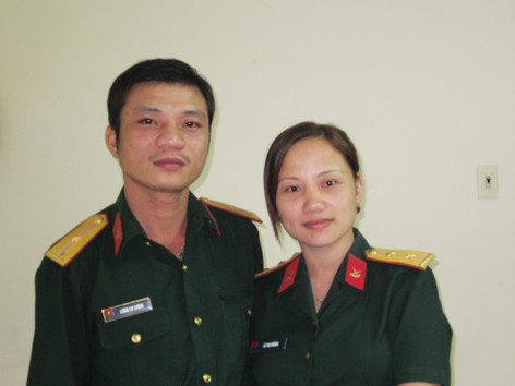 Vợ chồng trung úy Lê Thị Hường và thiếu úy Lương Chí Cường. Vợ chồng trung úy Lê Thị Hường và thiếu úy Lương Chí Cường