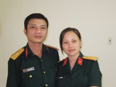 Vợ chồng trung úy Lê Thị Hường và thiếu úy Lương Chí Cường