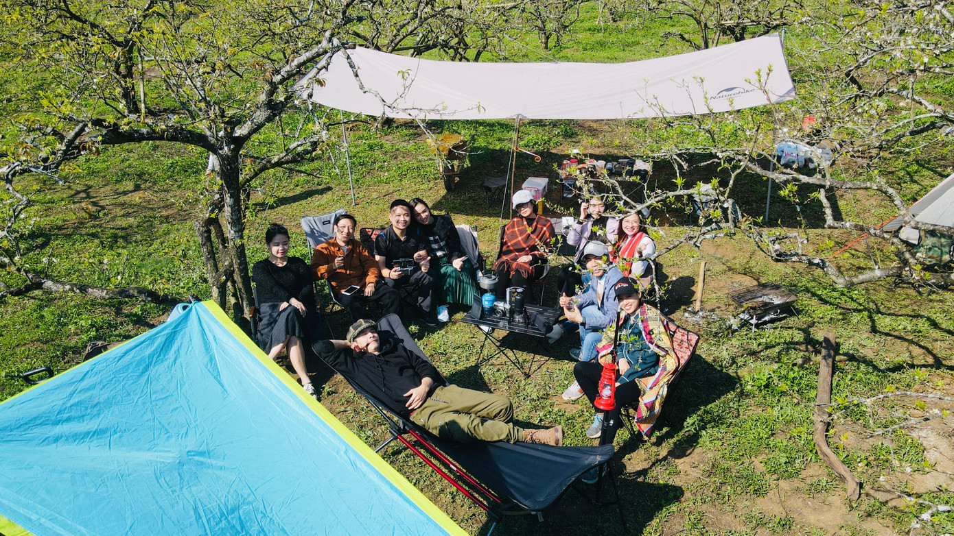 Năm nay thung lũng mận Na Kha còn là điểm hẹn lý tưởng cho các nhóm bạn trẻ lên đây cắm trại.