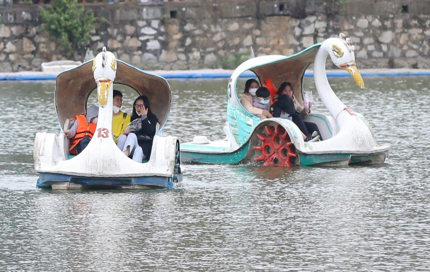 Các xe đạp nước, bơi thuyền vịt đều có người sử dụng dù thời tiết đang rét lạnh căm căm.