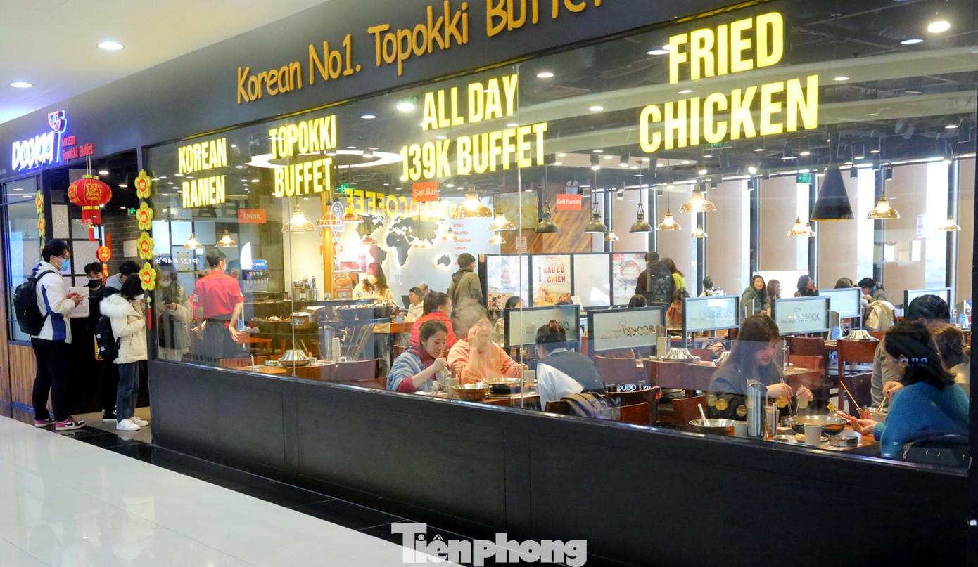 Các quán ăn cũng là những địa điểm lý tưởng để hẹn hò vào thời điểm trời lạnh như thế này.