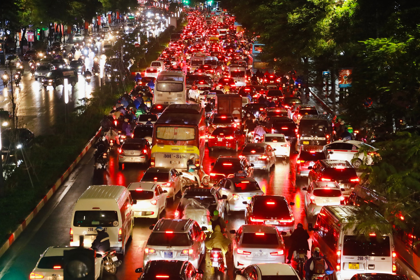 Tại đường Trần Duy Hưng, hàng dài ô tô, xe máy vẫn nối đuôi nhau di chuyển rất khó khăn, ùn tắc cục bộ.