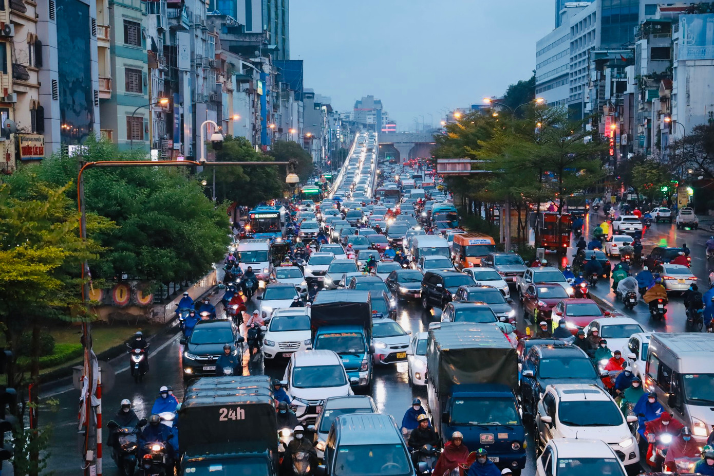 Đường sá tắc nghẽn nghiêm trọng, hàng dài ô tô, xe máy nối đuôi nhau, hàng chục phút vẫn chỉ nhích được vài bước chân./td>