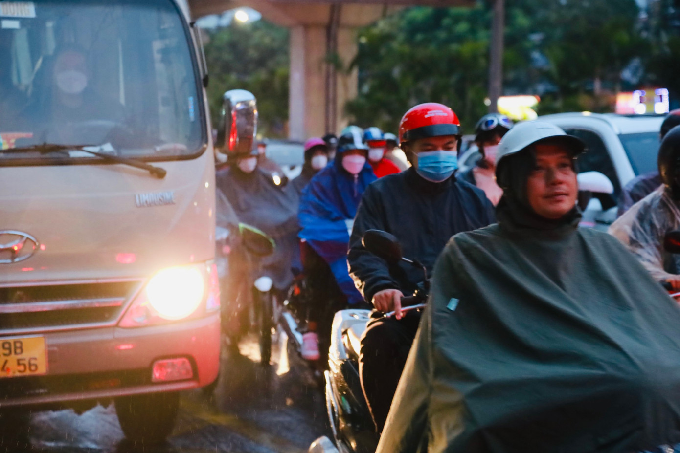 Khối không khí lạnh tăng cường tràn về miền Bắc từ sáng sớm mở rộng và ảnh hưởng gây mưa nhỏ từ sáng sớm đến chiều tối tại Hà Nội.