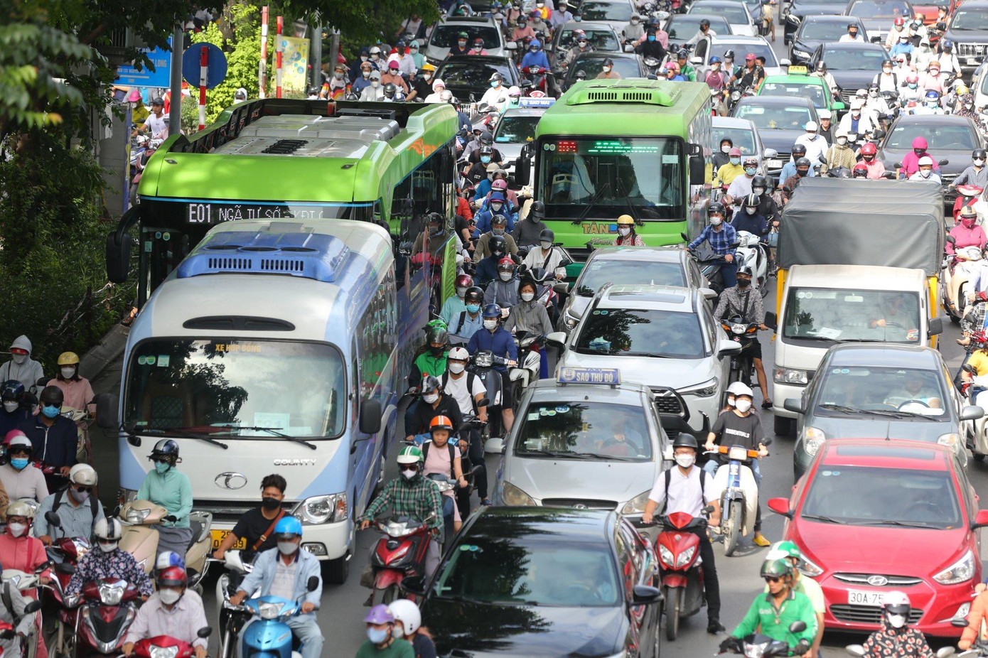 Sở GTVT Hà Nội cho biết, các nút giao thí điểm phân làn là những nút giao có đông phương tiện lưu thông, thường xuyên xảy ra ùn tắc, thành phố tiến hành thí điểm, nghiên cứu và lấy ý kiến đóng góp nhằm giúp người dân đi lại thuận lợi nhất. Sở GTVT Hà Nội cho biết, các nút giao thí điểm phân làn là những nút giao có đông phương tiện lưu thông, thường xuyên xảy ra ùn tắc, thành phố tiến hành thí điểm, nghiên cứu và lấy ý kiến đóng góp nhằm giúp người dân đi lại thuận lợi nhất.