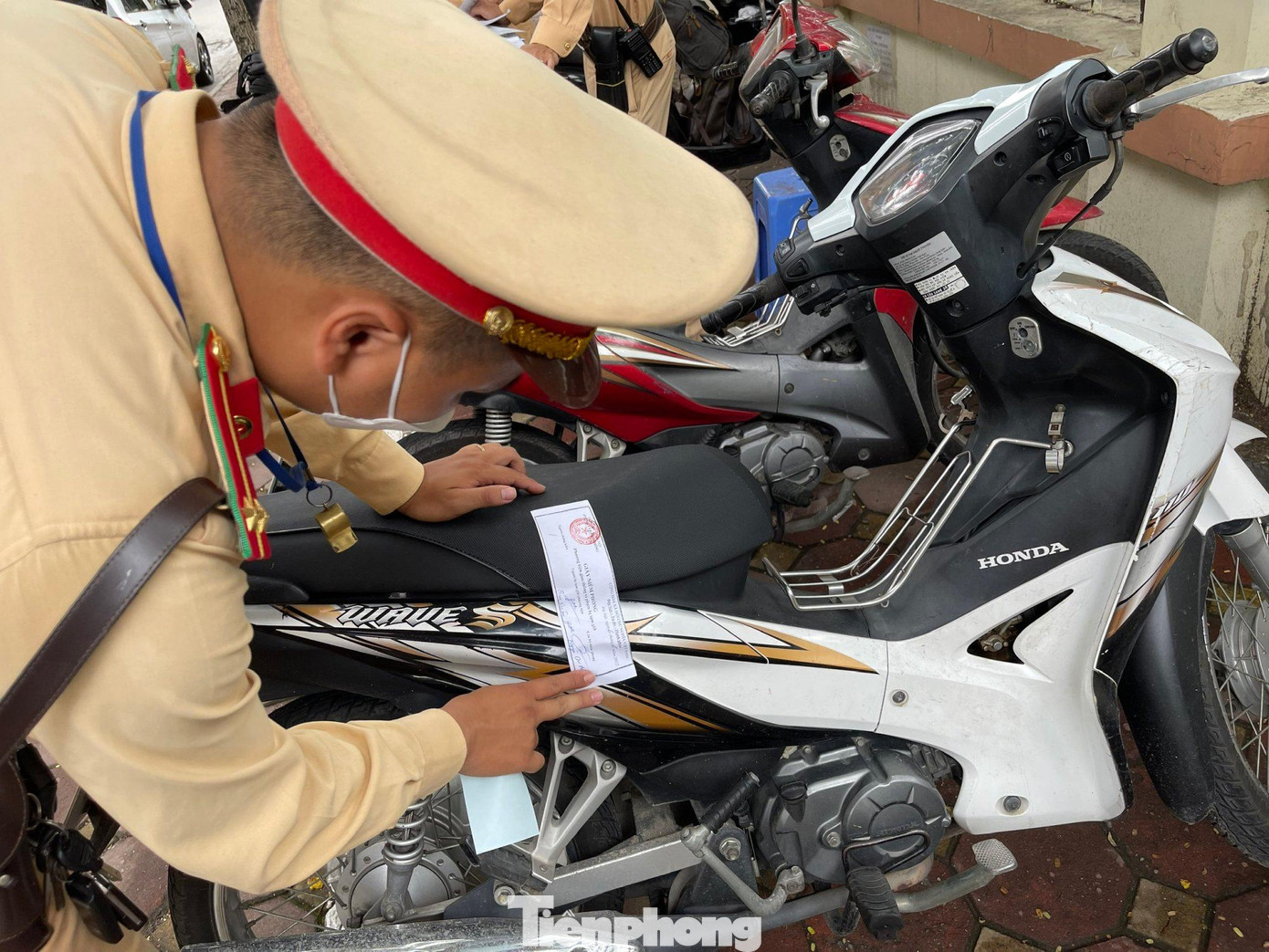 Những phương tiện này đã được lực lượng chức năng niêm phong đưa xe về trụ sở giải quyết.