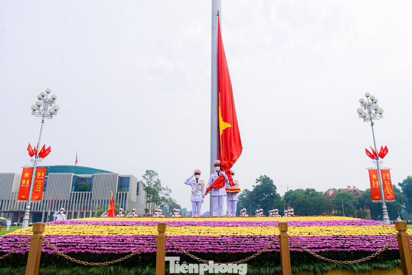 Lúc 5h59, chiến sĩ mang Quốc kỳ treo lên cột cờ.