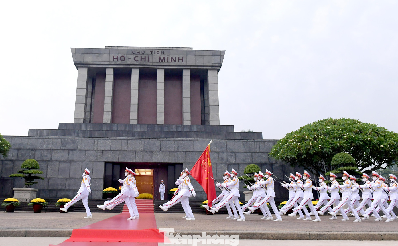 Nghi lễ thiêng liêng này từ lâu đã trở thành khoảnh khắc xúc động mà nhiều người dân thủ đô và du khách thường đón đợi để được chứng kiến không chỉ một mà nhiều lần