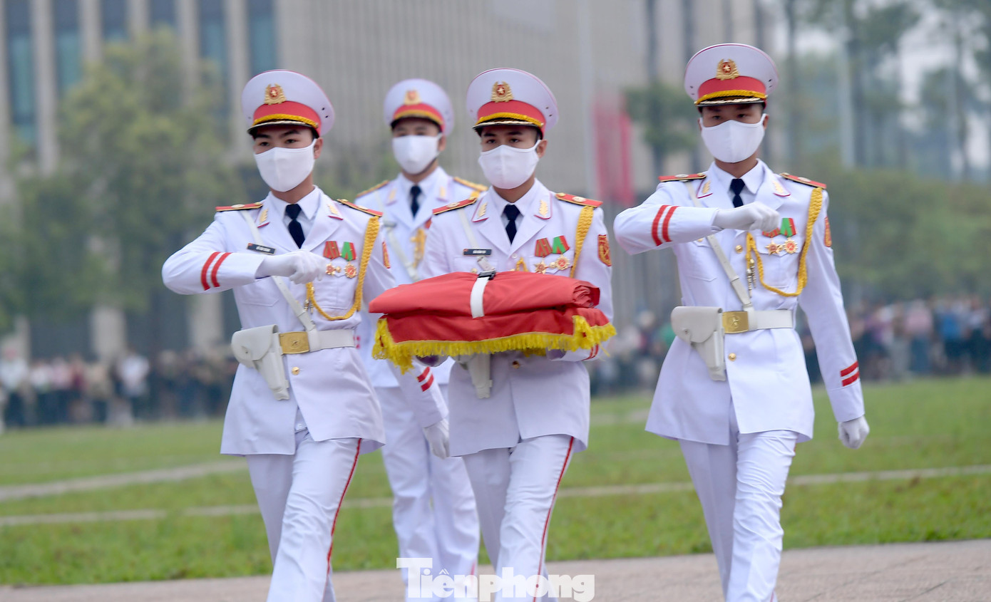 3 chiến sĩ của đội hồng kỳ nghiêm trang bước lên bục để chuẩn bị thực hiện các nghi thức chính.