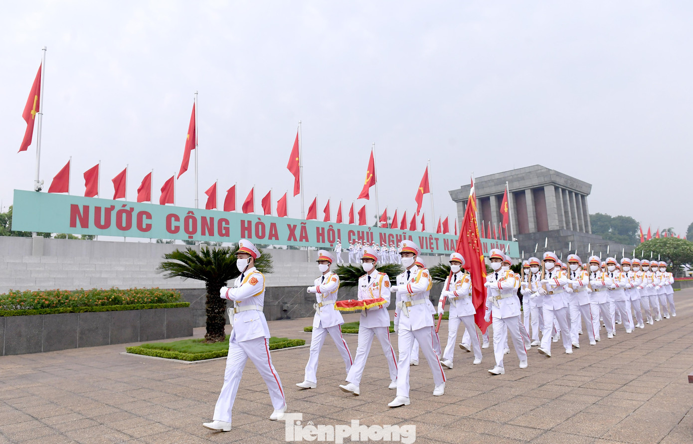 Kỷ niệm 77 năm ngày Quốc khánh 2/9, mỗi người Việt Nam dù đang bất kỳ nơi đâu, cũng không khỏi xúc động bồi hồi, khi nhớ lại khí thế đầy hào hùng, sôi sục và náo nức của những ngày đầu cách mạng, đặc biệt là ngày Quốc khánh 2/9/1945 lịch sử.