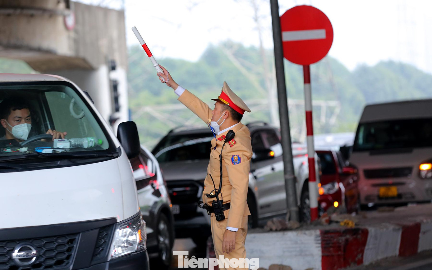 Lực lượng CSGT căng mình điều tiết giao thông tại nút thắt Giải Phóng - Pháp Vân.