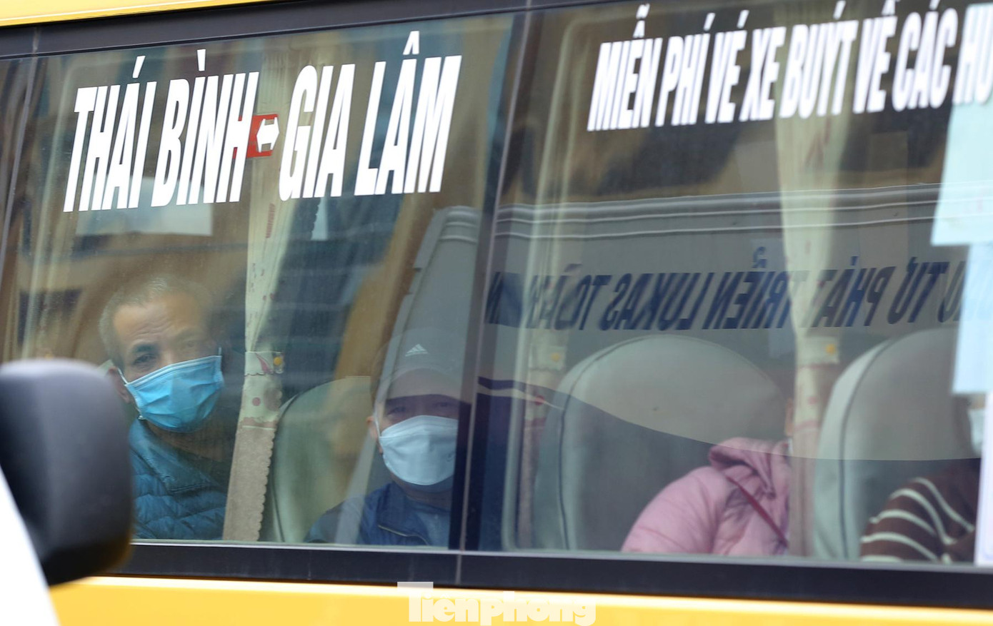 Người dân mệt mỏi ngóng đợi khi các xe di chuyển chậm.