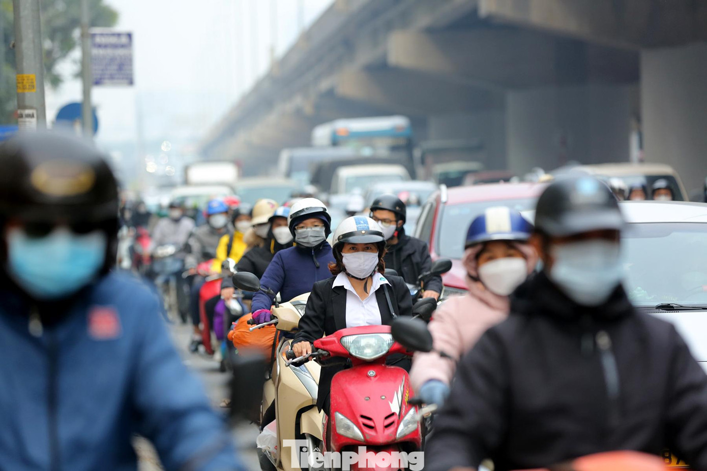 Xe ùn ùn trên đường Nguyễn Xiển thời điểm 16h30 ngày 3/1.