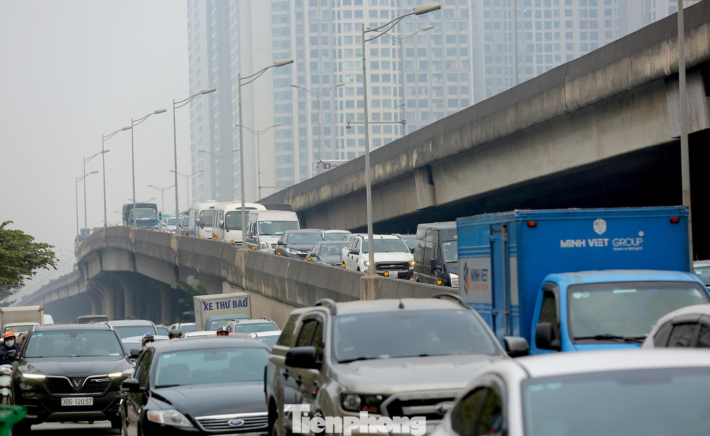 Tại các lối dẫn từ đường vành đai 3 xuống, các phương tiện đông chật cứng, nhích từ tý một khá khó khăn.