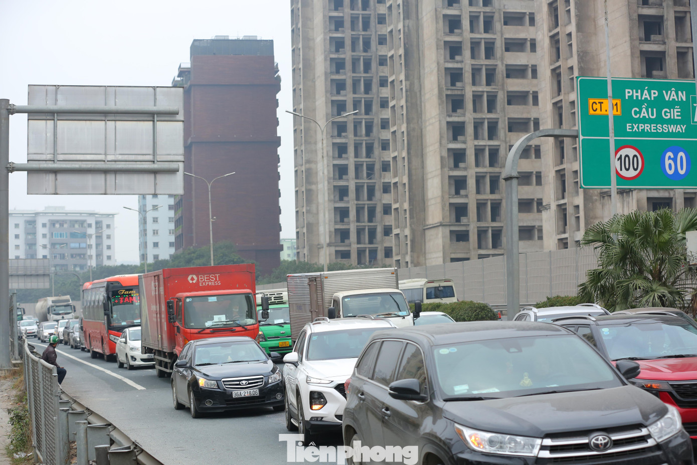 Sau đợt nghỉ lễ Tết Dương lịch 3 ngày, một lượng lớn người dân đã bắt đầu quay trở lại TP Hà Nội.