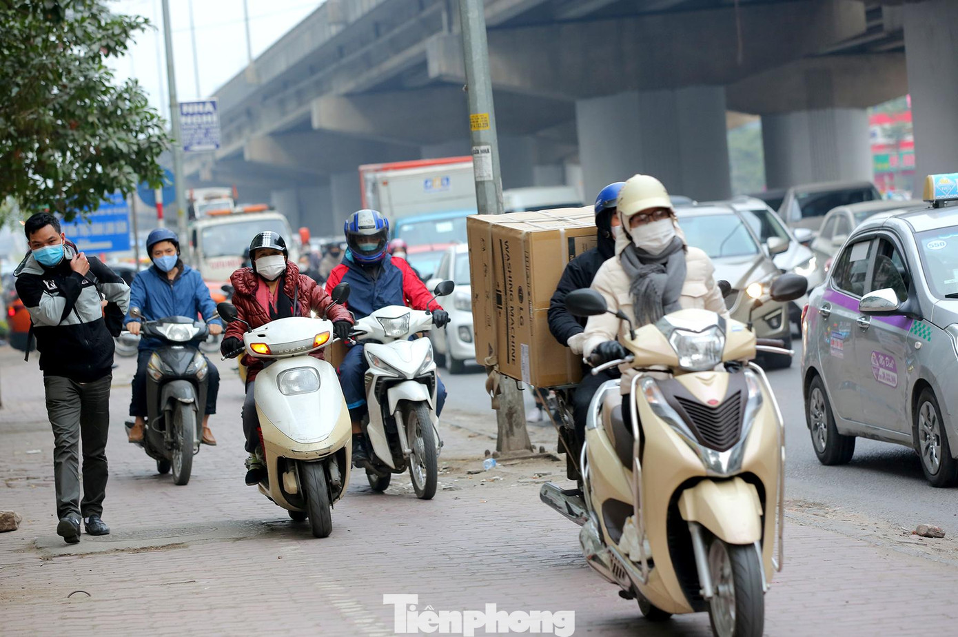 Nhiều phương tiện lựa chọn giải pháp phi cả xe lên vỉa hè để di chuyển cho nhanh.