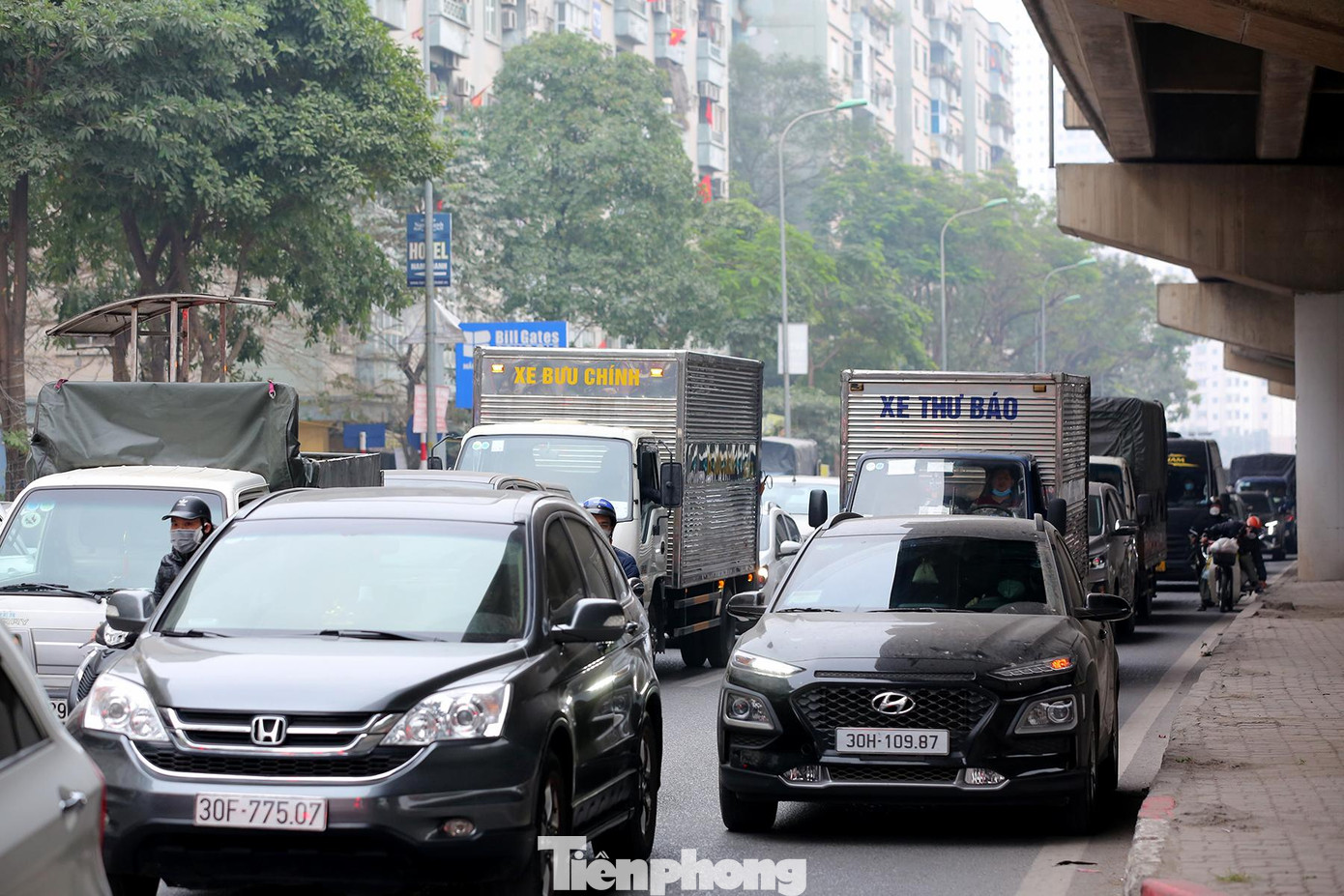 Xe ùn tắc kéo dài trên đường Nguyễn Xiển, đường kéo dài từ khu đô thị Linh Đàm tới ngã tư Khuất Duy Tiến.