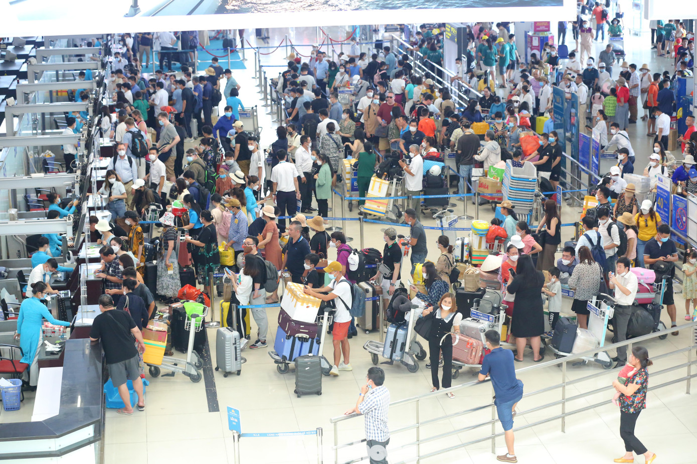 So với công suất thiết kế của Nhà ga T1 là 15 triệu khách/năm. Trên thực tế Cảng HKQT Nội Bài và các đơn vị liên quan đang phục vụ với lượng khách nội địa lên tới hơn 90 ngàn lượt khách.