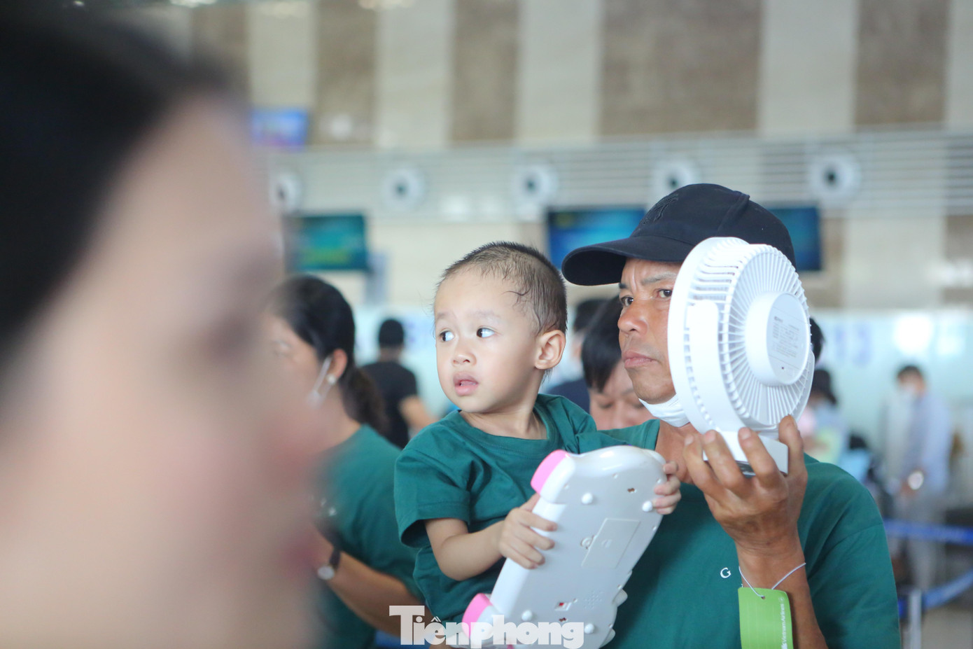 Hầu khắp các dịch vụ tại sân bay đều trong tình trạng quá tải. Người dân đem theo cả quạt tích điện để giúp trẻ con không bị nóng trong lúc xếp hàng dài đợi làm thủ tục check-in.