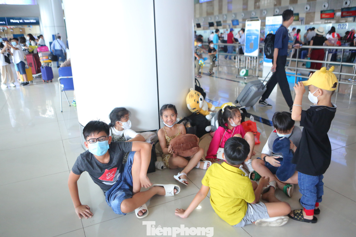 Trong số hành khách chờ đợi làm thủ tục bay chiều nay, có rất nhiều học sinh được gia đình cho đi du lịch hè. Được đi chơi nên dù phải chờ đợi làm thủ tục lâu các em vẫn rất hào hứng, vui vẻ.