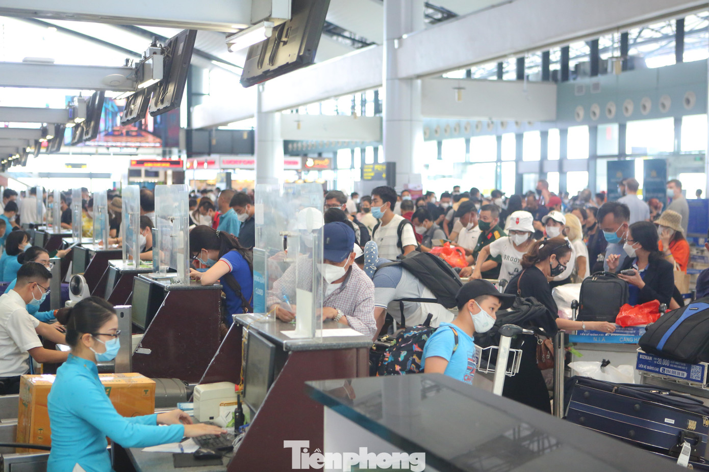 Cũng theo Cảng vụ HKQT Nội Bài, có những ngày, sản lượng đạt hơn 600 lượt chuyến với hơn 104 ngàn khách (riêng sản lượng bay nội địa đạt 93 ngàn lượt khách/ngày), Dự báo đầu tháng 7/2022, con số này có thể lên tới 110 ngàn lượt khách&quot;.