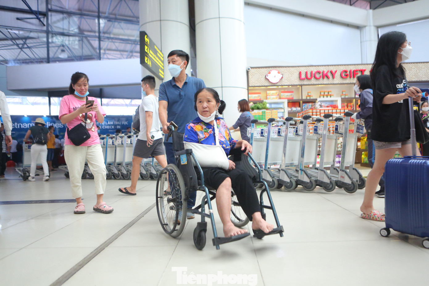 Một số hành khách đặc biệt phải đợi sử dụng dịch vụ trợ giúp của sân bay.