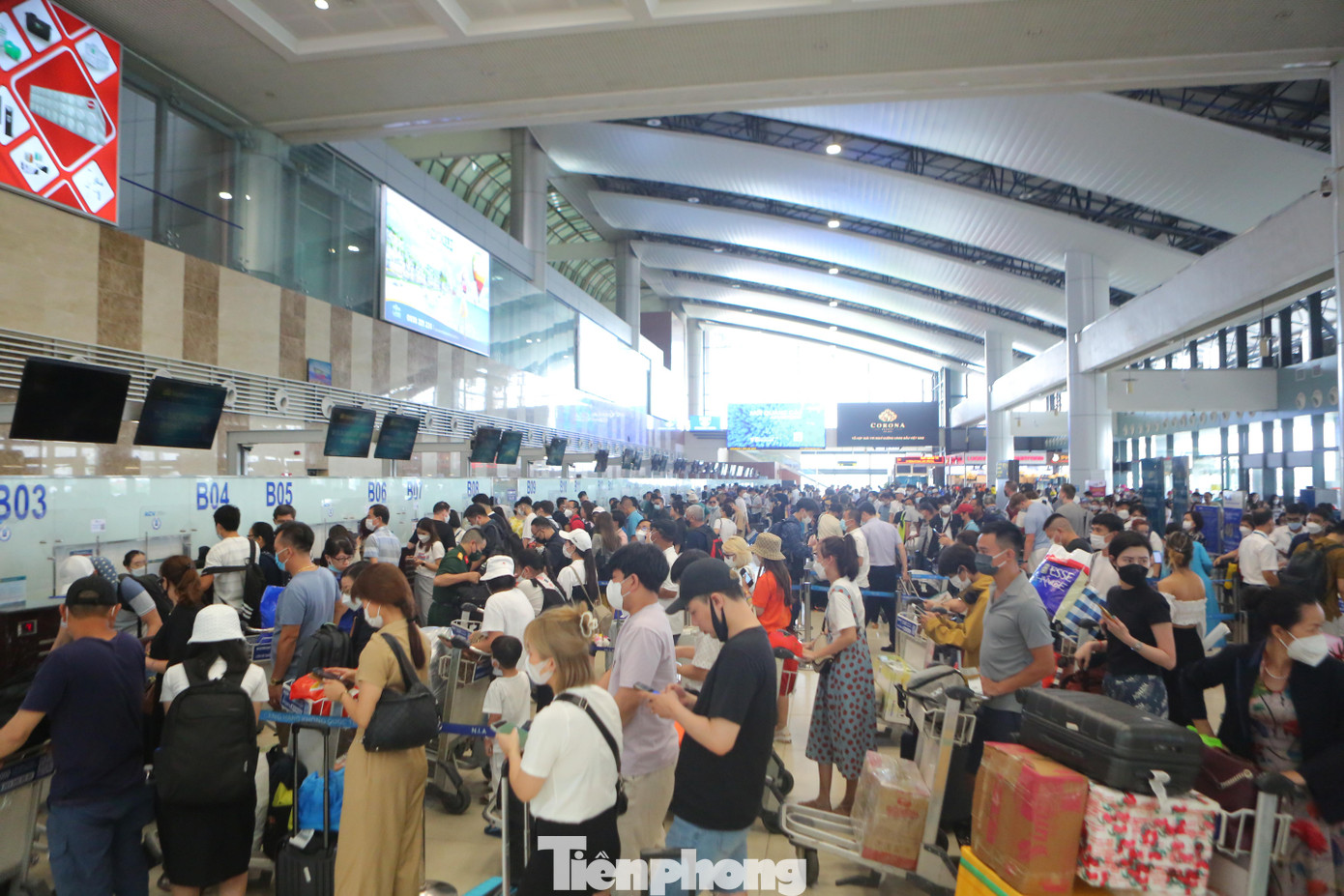 Vì thế vào những ngày cao điểm mùa du lịch như thế này, ùn tắc quá tải luôn diễn ra. Cơ quan chức năng cũng khuyến cáo người dân nên có kế hoạch đi sớm để làm thủ tục, tránh bị trễ chuyến.