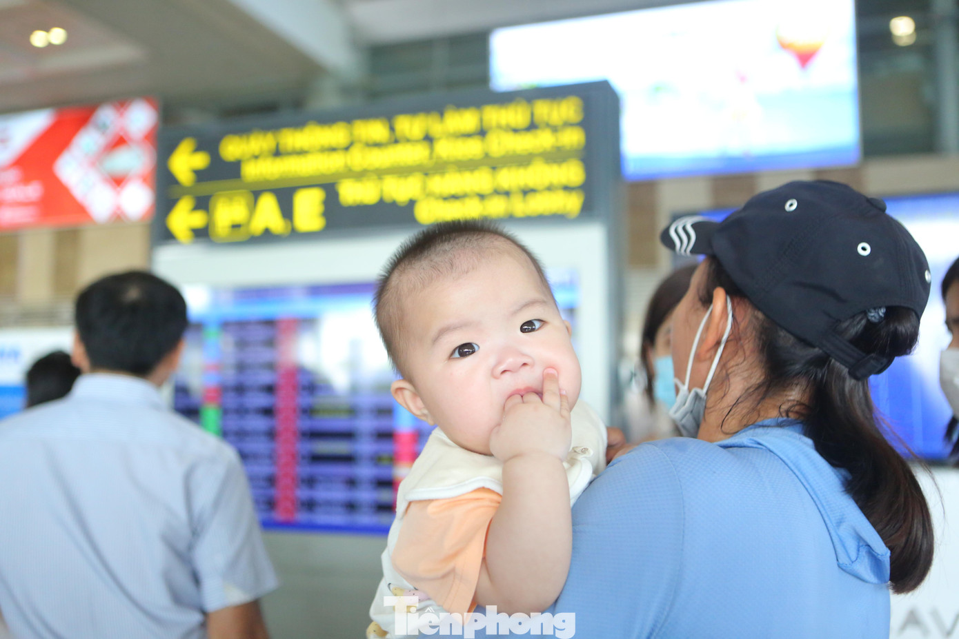 Những chuyến bay dày đặc trên bảng thông báo tại sảnh nội địa T1.