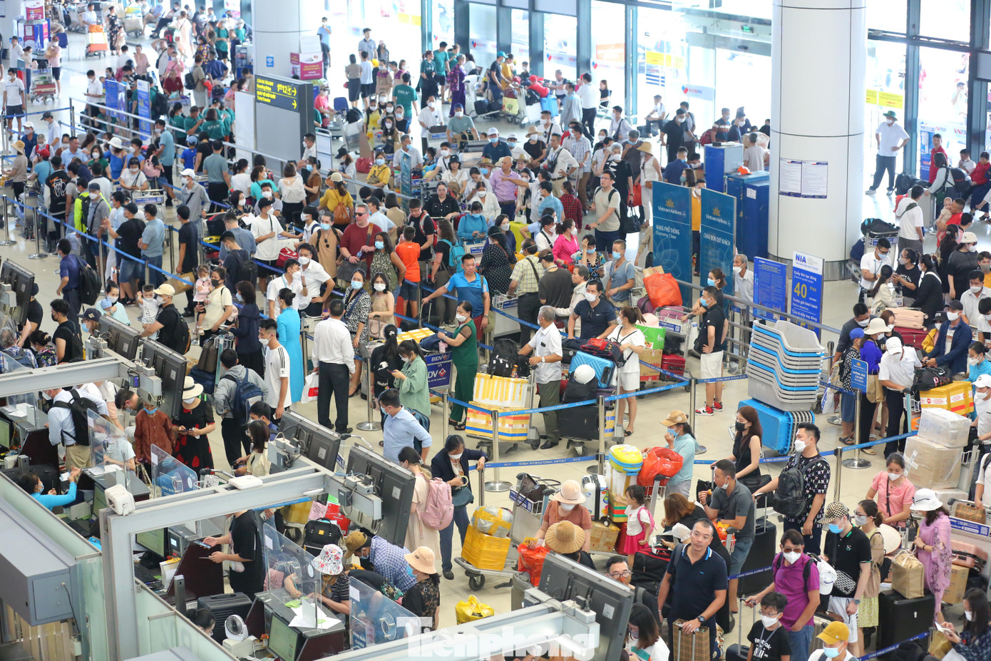 Đại diện Cảng HKQT Nội Bài cho biết: &quot;Hiện chúng tôi đang trong giai đoạn phục vụ bay cao điểm hè 2022 với sản lượng chuyến bay và hành khách tăng trưởng hồi sinh mạnh mẽ sau thời gian bị “đóng băng” bởi dịch COVID-19&quot;.