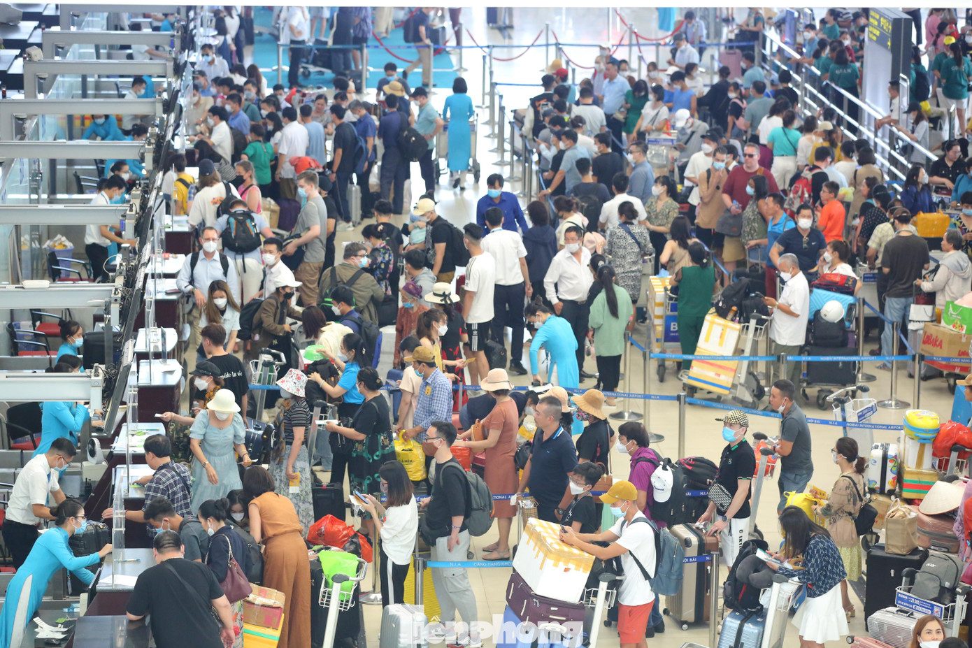 Từ đầu tháng 6 đến nay, gần như trung bình mỗi ngày Cảng đã phục vụ khoảng 580 lượt chuyến bay (470 L/C quốc nội và 110 L/C quốc tế) với hơn 92 ngàn lượt khách (hơn 82 ngàn lượt khách quốc nội và 10 ngàn lượt khách quốc tế).