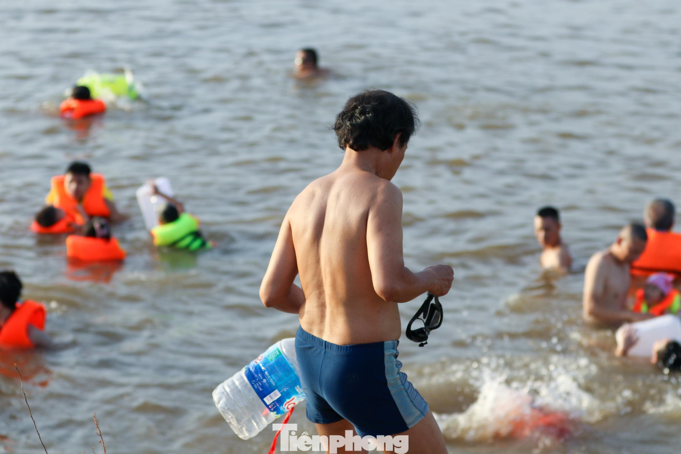 Đoạn bãi tắm sông Hồng gần chân cầu Thăng Long từ nhiều năm nay đã trở thành bể bơi khổng lồ "giải nhiệt" của nhiều người dân Hà Nội mỗi khi nắng nóng kéo dài, dù nó tiềm ẩn nhiều mối nguy hiểm khó lường.