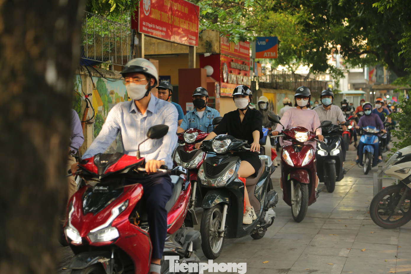 Một số phương tiện bất chấp luật lệ giao thông phi xe lên cả vỉa hè đi dàn hàng ngang 2,3.