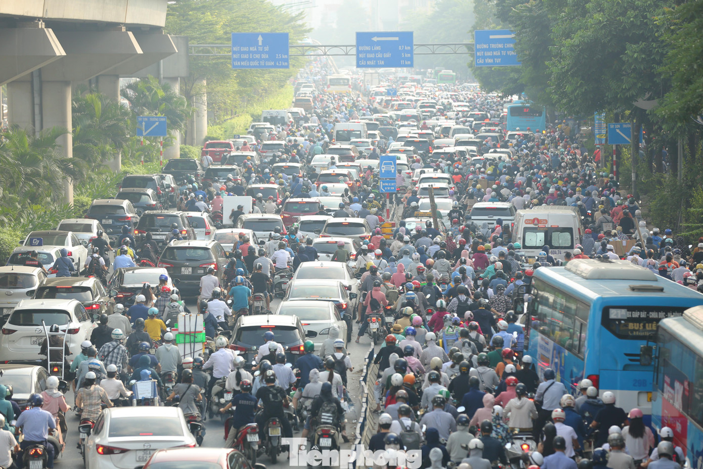 Dù có dải phân cách cứng và lực lượng thanh tra giao thông hướng dẫn nhưng nhiều ô tô, xe máy vẫn đi lại lộn xộn.