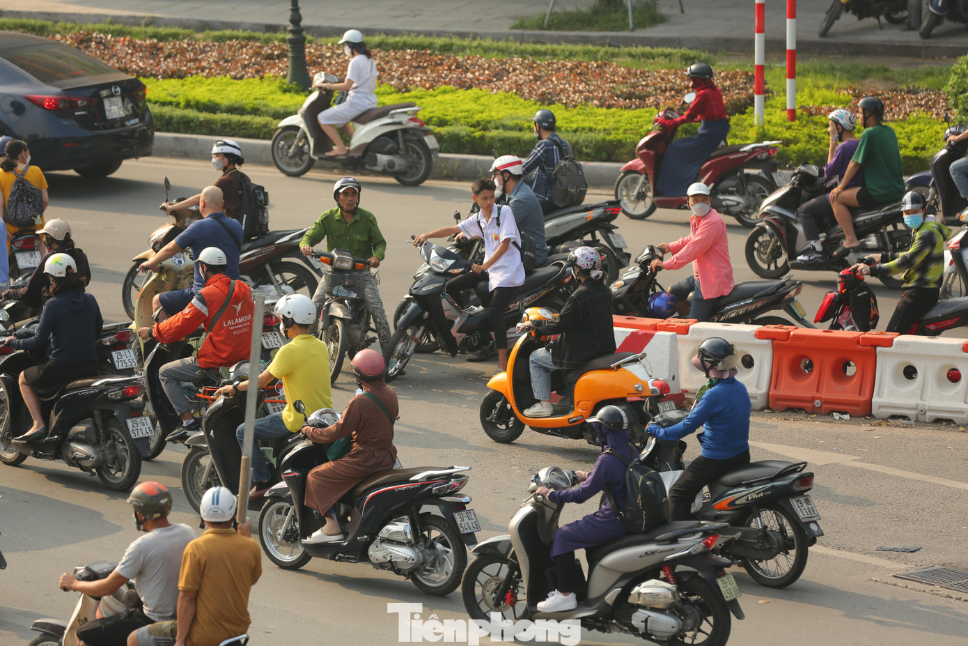 Khá nhiều phương tiện đã bất chấp nguy hiểm quay xe đi ngược chiều tại dải phân cách cứng.