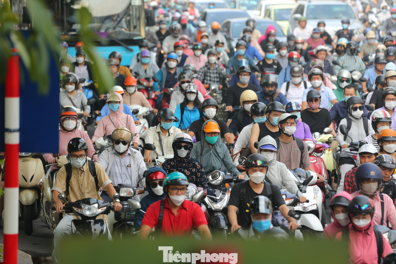 Ghi nhận của báo Tiền Phong vào giờ cao điểm sáng 20/9, tuyến đường vẫn ùn tắc kéo dài, các phương tiện chật vật để di chuyển.