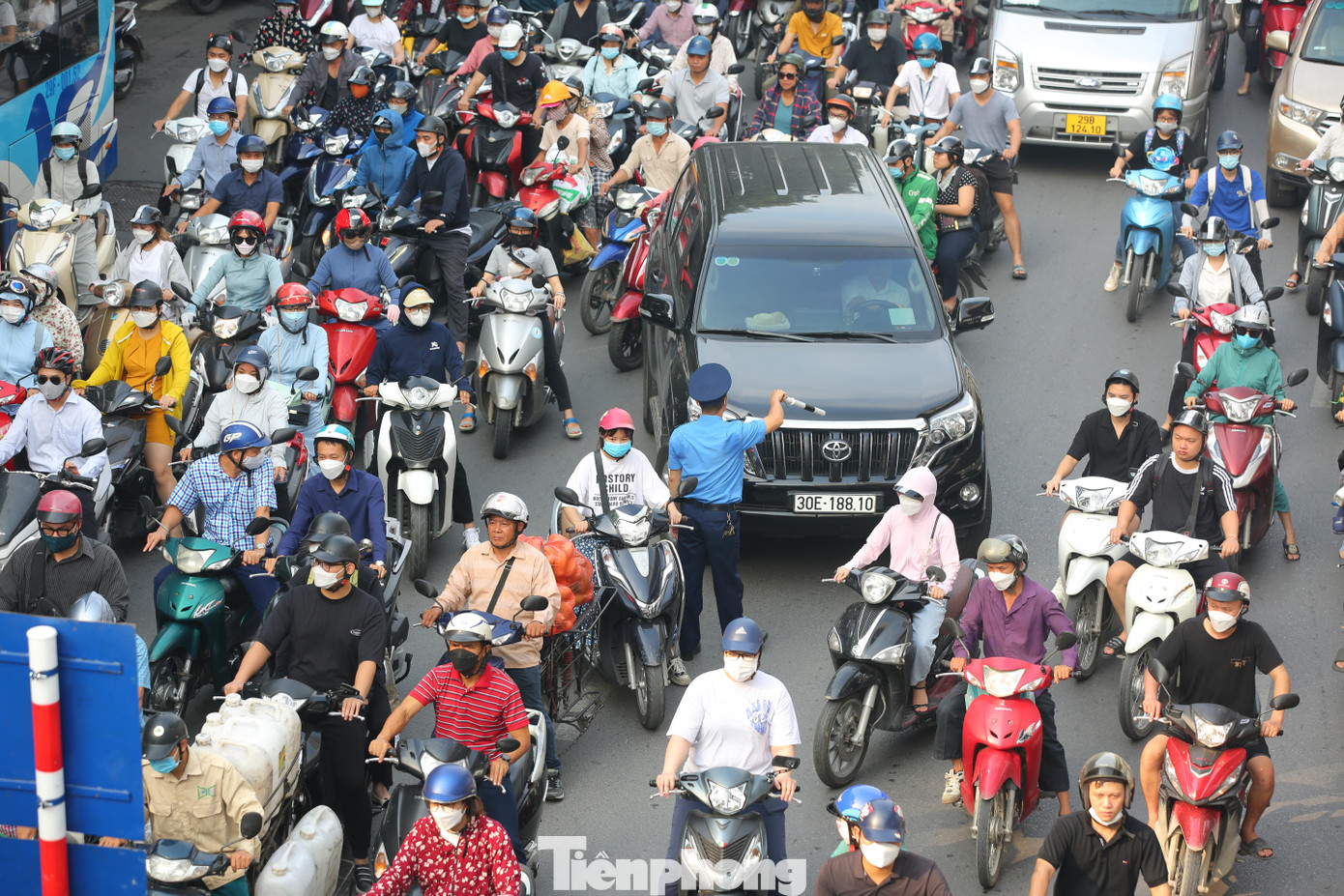 Lực lượng chức năng căng mình điều tiết, hướng dẫn, nhắc nhở các phương tiện đi đúng làn đường.