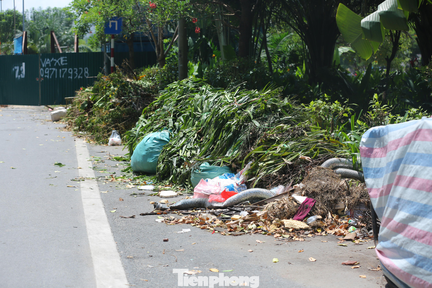 Nơi đây đã trở thành điểm tập kết rác thải, phế liệu... Nơi đây đã trở thành điểm tập kết rác thải, phế liệu...