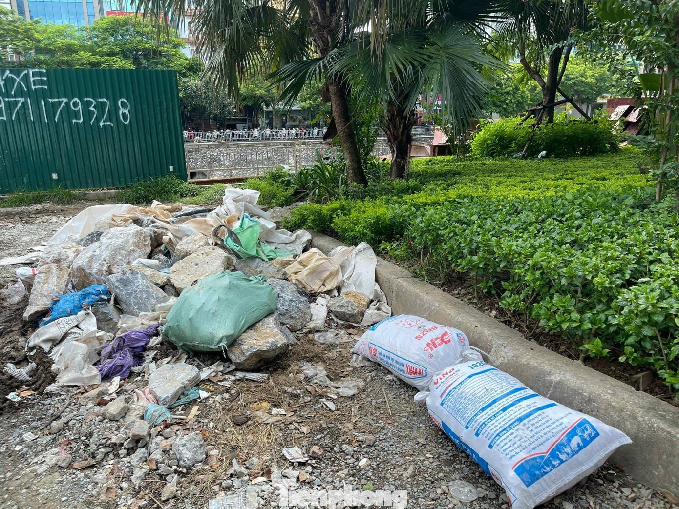 Vật liệu xây dựng vứt ngổn ngang... Vật liệu xây dựng vứt ngổn ngang...