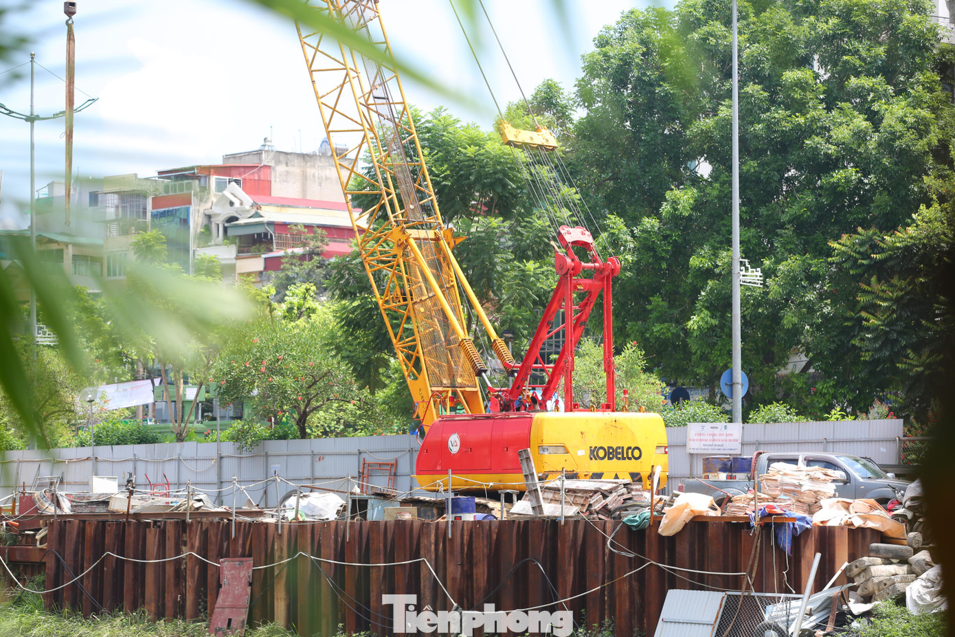 Trên toàn tuyến nhà thầu thi công đã rào chắn kín 20 điểm trên tuyến đi bộ dọc đường Láng. Do đó, tuyến đường này không còn không gian phù hợp cho người dân đi bộ, tập thể dục. Trên toàn tuyến nhà thầu thi công đã rào chắn kín 20 điểm trên tuyến đi bộ dọc đường Láng. Do đó, tuyến đường này không còn không gian phù hợp cho người dân đi bộ, tập thể dục.