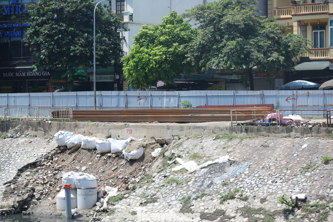 Nhiều vị trí trên tuyến đường đi bộ ven sông Tô Lịch đã được rào chắn kín, đào bới để phục vụ dự án xử lý nước thải Yên Xá. Nhiều vị trí trên tuyến đường đi bộ ven sông Tô Lịch đã được rào chắn kín, đào bới để phục vụ dự án xử lý nước thải Yên Xá.