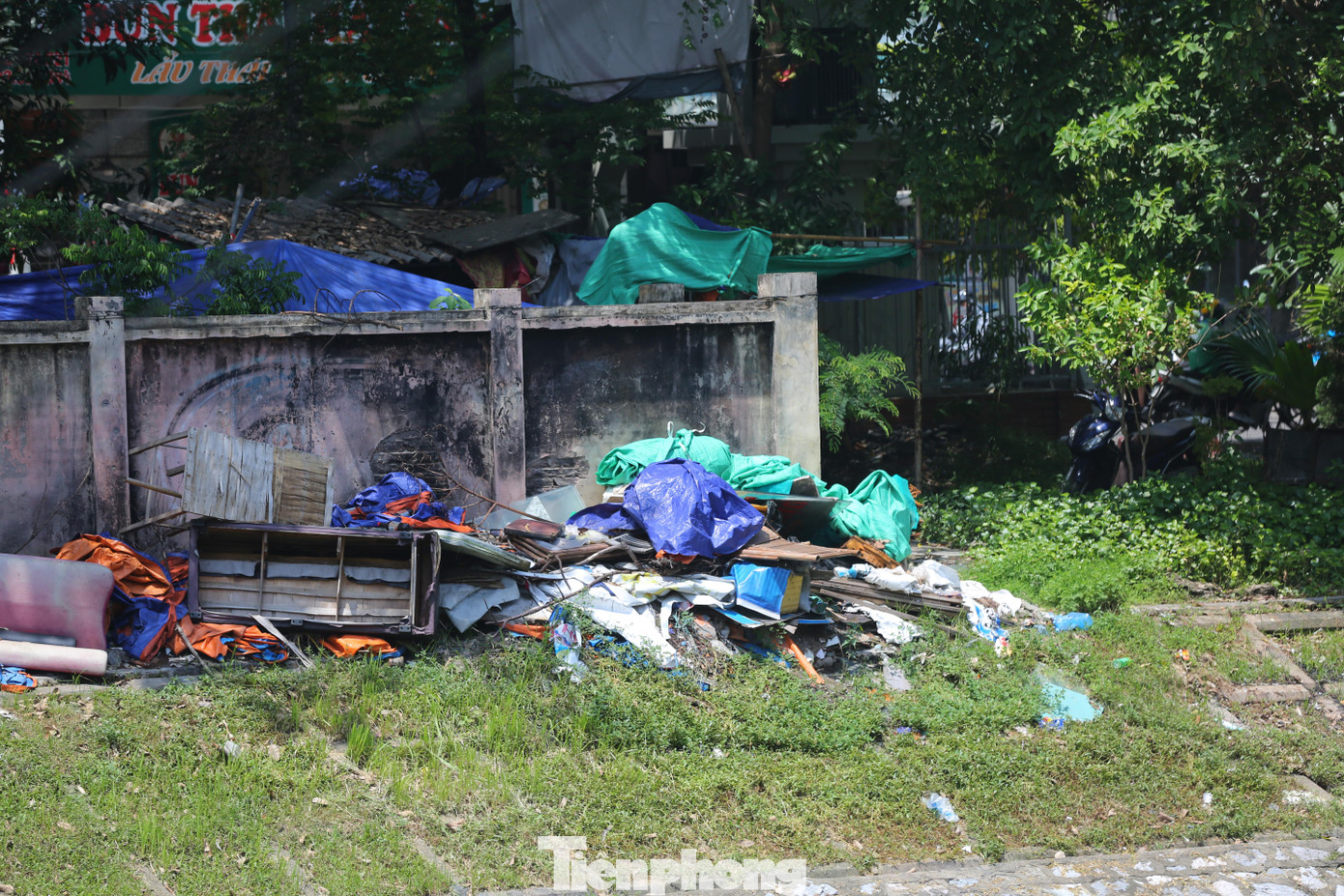 Rác thải, đồ phế thải vứt tràn cả xuống bờ kè của sông Tô Lịch. Rác thải, đồ phế thải vứt tràn cả xuống bờ kè của sông Tô Lịch.