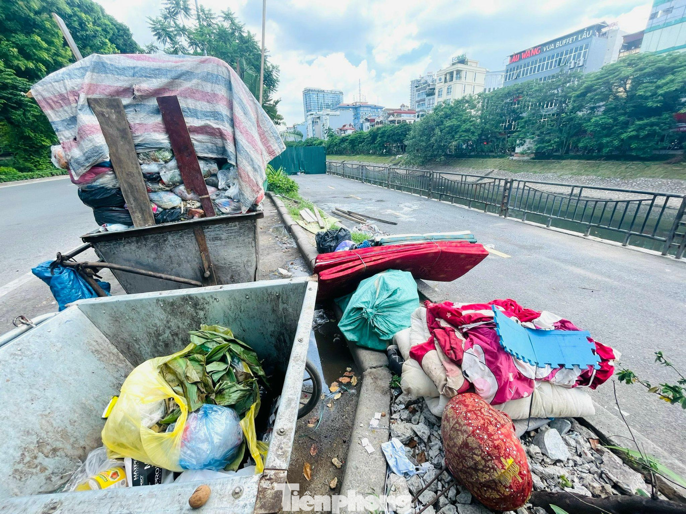 Thời gian qua để phục vụ thi công dự án thoát nước, Ban Duy tu các công trình hạ tầng giao thông Thành phố Hà Nội đã có đề xuất tạm dừng khai thác tuyến đường đi bộ ven sông Tô Lịch từ đầu tháng 7/2022. Thời gian qua để phục vụ thi công dự án thoát nước, Ban Duy tu các công trình hạ tầng giao thông Thành phố Hà Nội đã có đề xuất tạm dừng khai thác tuyến đường đi bộ ven sông Tô Lịch từ đầu tháng 7/2022.