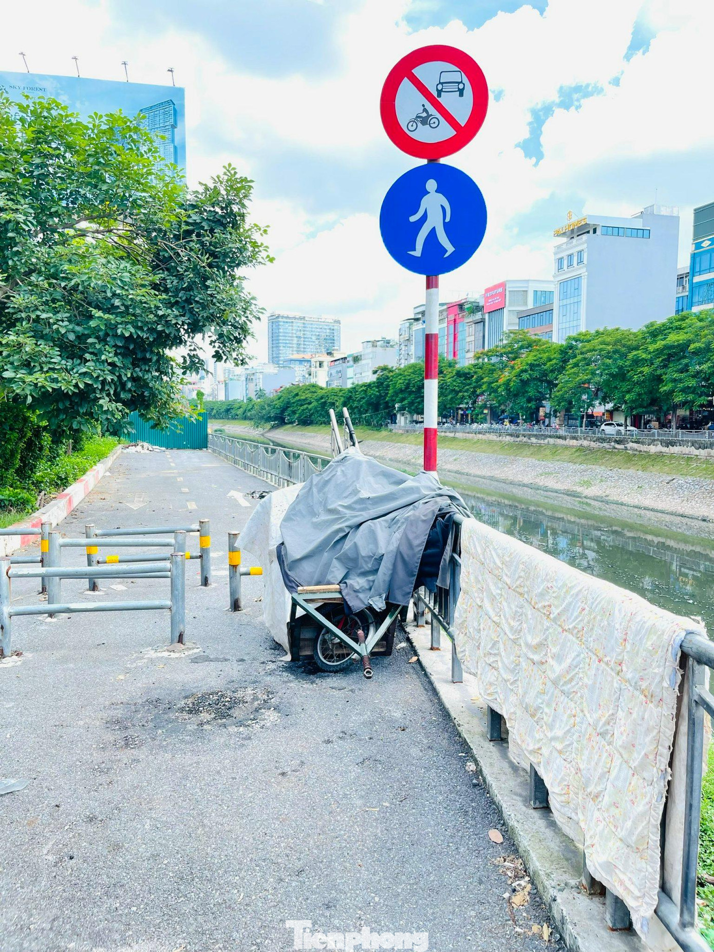 Tuyến đường đi bộ ven sông Tô Lịch được Sở Giao thông Vận tải Hà Nội đầu tư xây dựng vào đầu năm 2019, với tổng số vốn lên đến 64 tỷ đồng. Ngay khi đưa vào khai thác, tuyến đường đã được rất đông người dân ủng hộ và trở thành điểm chụp ảnh check-in lý tưởng. Tuyến đường đi bộ ven sông Tô Lịch được Sở Giao thông Vận tải Hà Nội đầu tư xây dựng vào đầu năm 2019, với tổng số vốn lên đến 64 tỷ đồng. Ngay khi đưa vào khai thác, tuyến đường đã được rất đông người dân ủng hộ và trở thành điểm chụp ảnh check-in lý tưởng.