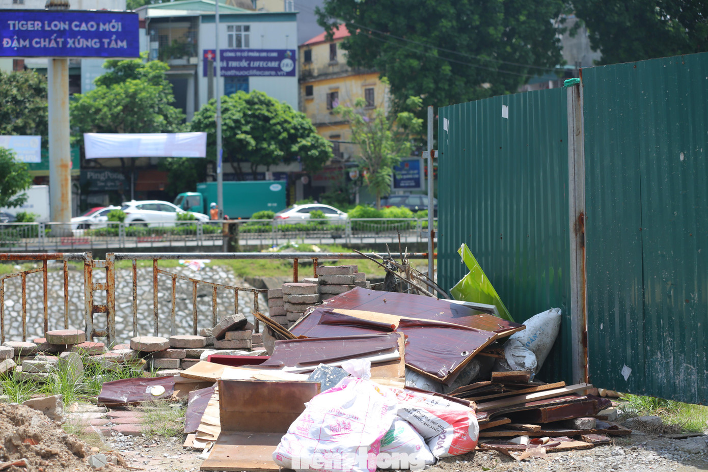 Sau khoảng 1 tháng tạm dừng khai thác tuyến đi bộ, tuyến đường trở nên nhếch nhác, tồi tàn thành nơi tập kết rác thải. Sau khoảng 1 tháng tạm dừng khai thác tuyến đi bộ, tuyến đường trở nên nhếch nhác, tồi tàn thành nơi tập kết rác thải.