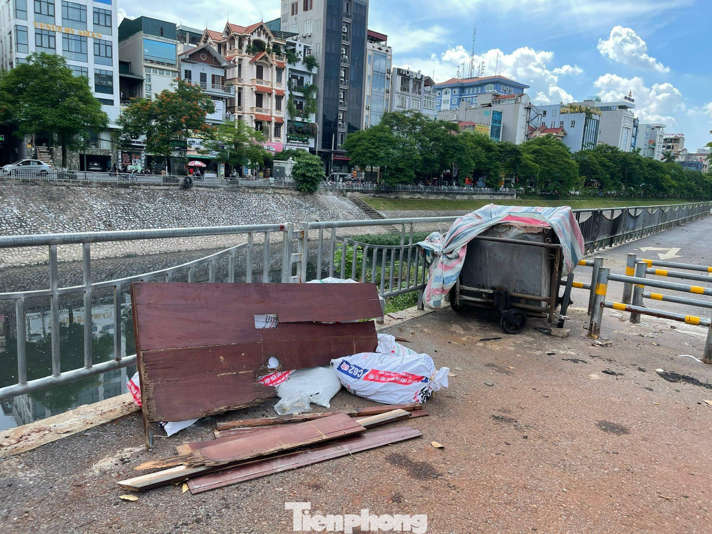 Người dân thoải mái biến nơi đây thành điểm vứt rác, tập kết đồ phế thải. Người dân thoải mái biến nơi đây thành điểm vứt rác, tập kết đồ phế thải.