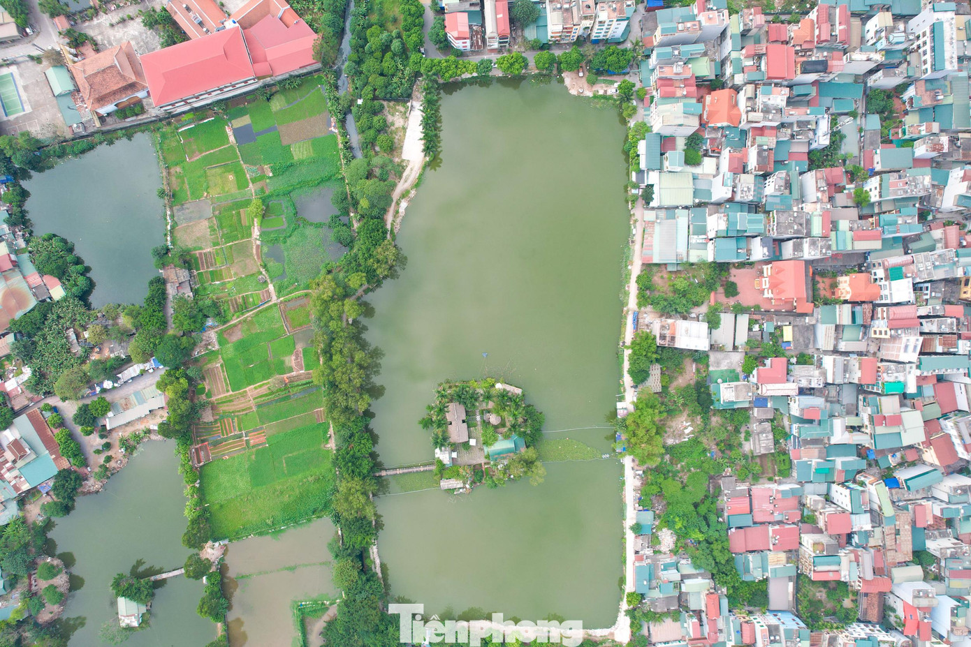 Khu vực hồ này và một phần nhà ở hiện hữu đối diện hồ nước sẽ bị thu hồi xây dựng chung cư. Một phần ao khác cách đó không xa cũng sẽ được thu hồi để xây dựng công trình điện.