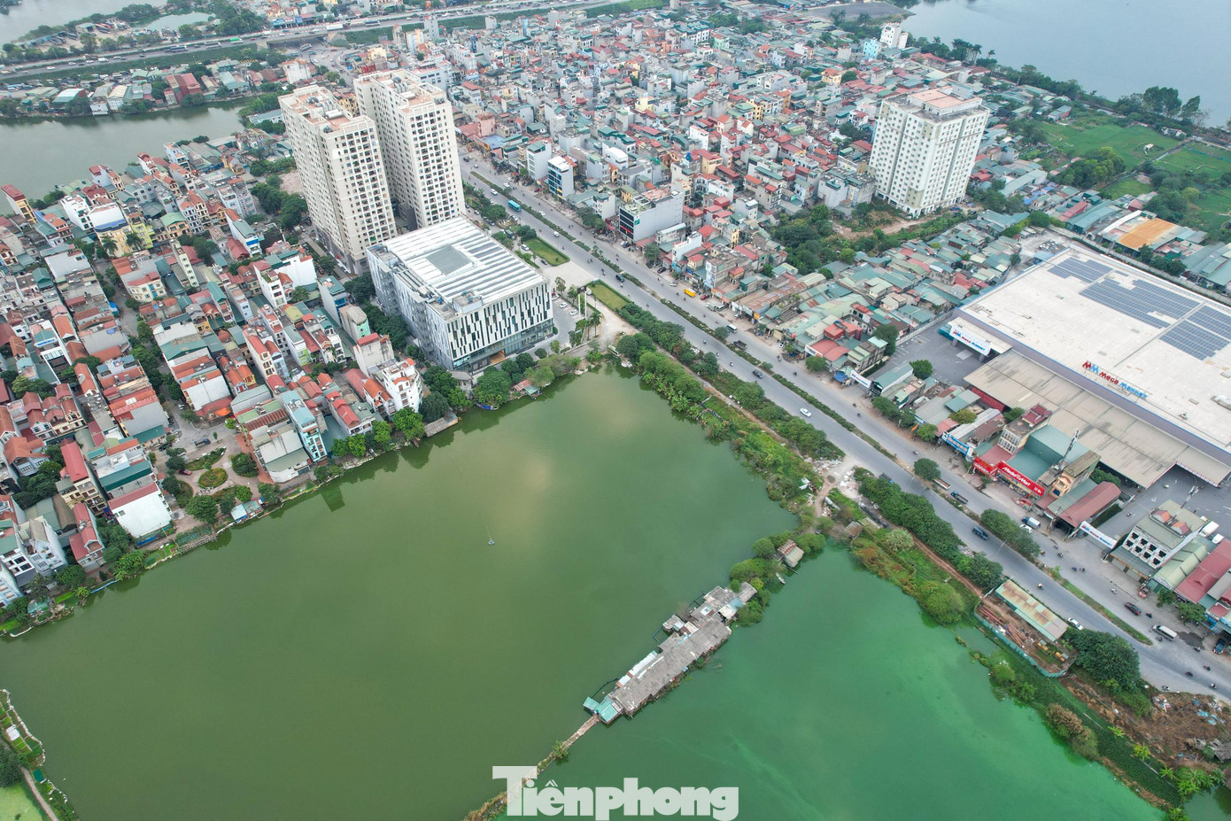 Tại quận Hoàng Mai, một phần hồ nước cũng có trong kế hoạch sử dụng đất Hà Nội năm 2020. Đây là hồ nước nằm trên đường Tam Trinh, đối diện Mega Market số 126 Tam Trinh.