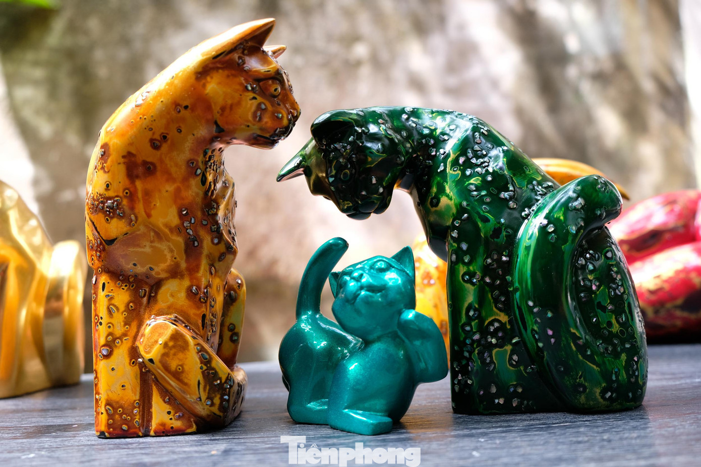 Tác phẩm gia đình với mèo bố "An Thịnh" (ngoài cùng bên trái), mèo mẹ "An Sinh" và mèo con "An Nhiên" (ở giữa) khắc họa rõ nét hình tượng người bố - trụ cột gia đình, là chỗ dựa vững chãi, ấm áp cho vợ con. Tác phẩm gửi gắm là lời chúc phúc gửi gắm cho ước mơ đời sống đủ đầy, hạnh phúc của tác giả đến mọi gia đình.