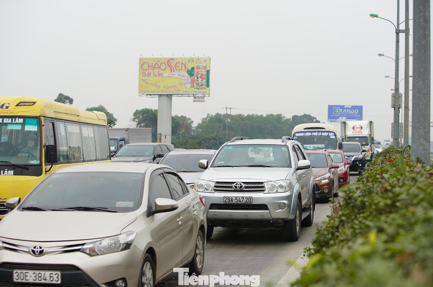 Các xe ô tô nhích từng bước di chuyển khá khó khăn nhiều thời điểm.