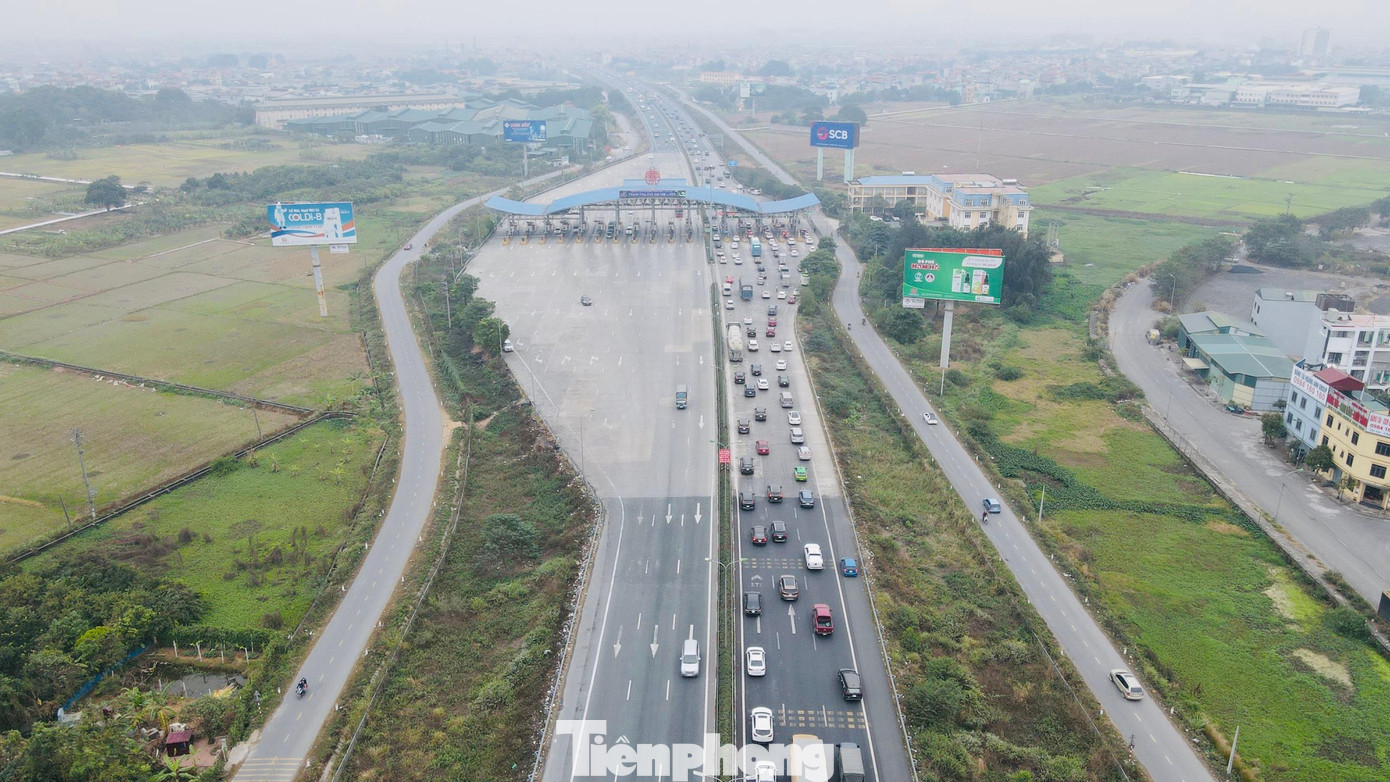 Ghi nhận tại nút giao cao tốc Pháp Vân - Cầu Giẽ, làn từ trung tâm thành phố Hà Nội đi các tỉnh lượng xe cộ bắt đầu tăng cao.